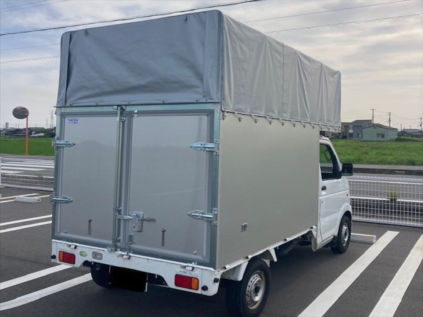 荷物を運び出すスタッフ